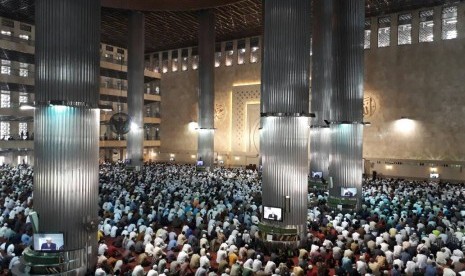 GNPF-MUI menggelar aksi simpatik menjaga independensi hakim dalam kasus dugaan penistaan agama dengan shalat Jumat di Masjid Istiqlal, Jakarta, Jumat (28/4).