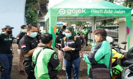 Gojek telah menggalang Dana Bantuan Mitra Gojek senilai Rp100 miliar, yang terkumpul dari donasi jajaran manajemen senior Gojek sebesar 25 persen gaji tahunan mereka serta pengalihan anggaran kenaikan gaji tahunan karyawan.