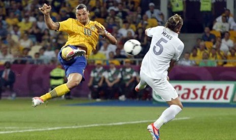  Gol akrobatik Ibrahimovic membawa Swedia unggul 1-0 atas Prancis di Stadion Olympic Kyev, Rabu(20/6).