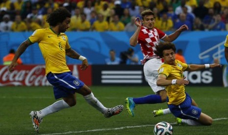 Gol bunuh diri Marcelo Brasil sebagai skor Kroasia, Nikica Jelavic dan Brasil David Luiz di pertandingan pembukaan antara Brasil dan Kroasia di arena Corinthians di Sao Paulo 12 Juni 2014.