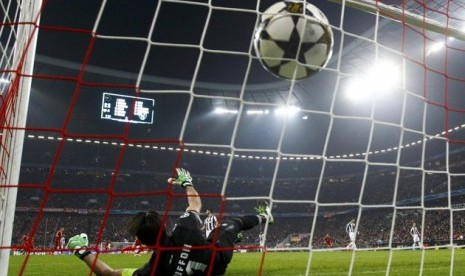 Gol cepat bek Bayern Muenchen David Alaba yang tak mampu dihadang kiper Juventus Gianluigi Buffon pada laga leg pertama perempat final Liga Champions di Allianz Arena, Rabu (3/4) dini hari WIB.