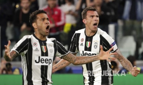 Gol Dani Alves dan Mario Mandzukic membawa Juventus unggul 2-0 hingga akhir babak 1