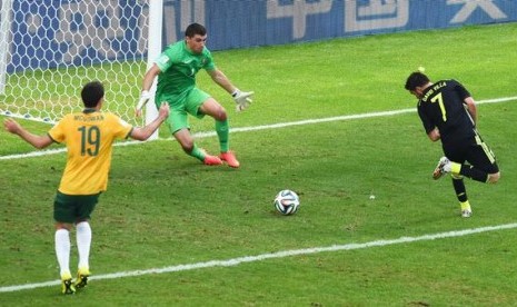 Gol David Villa ke gawang Australia.