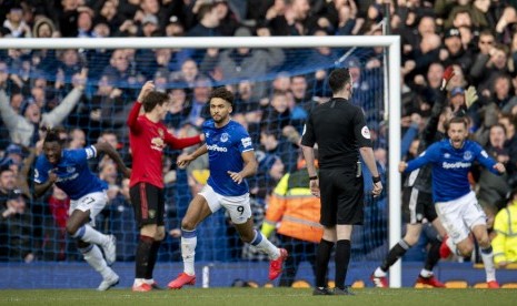 Gol Everton ke gawang Manchester United dianulir akibat offside.