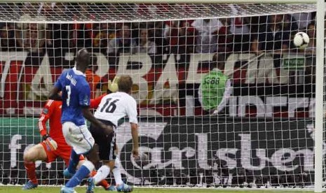   GOl kedua dari Balotelli menjebol gawang Jerman dalam laga semifinal antara Italia melawan Jerman di Warsawa, Polandia, Jumat (29/6) dini hari WIB.