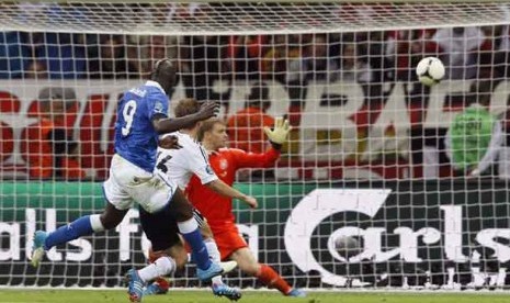 Gol kedua Mario Balotelli dalam laga semifinal Piala Eropa 2012 antara Italia melawan Jerman di Stadion Narodowny, Warsawa, Polandia, Jumat (29/6) dini hari WIB.