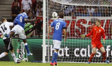  Gol pertama Mario Balotelli dalam laga semifinal Piala Eropa 2012 antara Italia melawan Jerman di Stadion Narodowny, Warsawa, Polandia, Jumat (29/6) dini hari WIB. (Frank Augstein/AP)