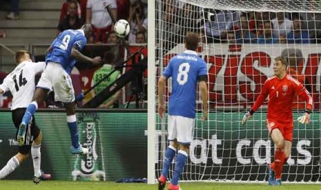  GOl pertama Mario Balotelli saat melawan Jerman dalam laga semifinal Piala Eropa 2012 antara Italia melawan Jerman di Stadion Narodowny, Warsawa, Polandia, Jumat (29/6) dini hari WIB.