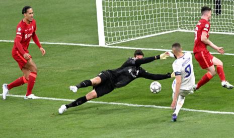 Gol striker Karim Benzema (dua kanan) dianulir wasit karena berada dalam posisi offside saat Real Madrid menghadapi Liverpool di partai final Liga Champions di Stade de France, Paris, pada Ahad (29/5/2022) dini hari WIB.