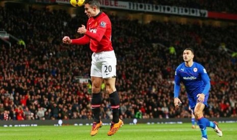 Gol sundulan Robin van Persie ke gawang Cardiff City