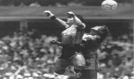 Gol Tangan Tuhan Diego Maradona ke gawang Peter Shilton.