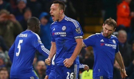 Gol telat Terry selamatkan Chelsea dari kekalahan atas Everton. Chelsea imbang 3-3 di Stamford Bridge, Sabtu (16/1).