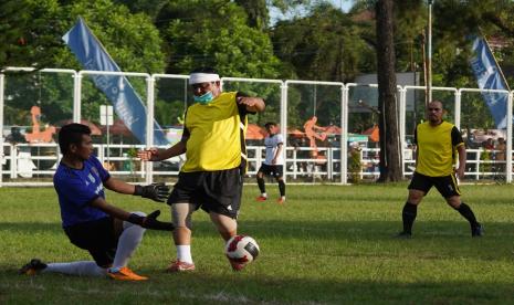 Gol tunggal yang dicetak Gubernur Kalimantan Selatan,  H Sahbirin Noor atau Paman Birin,  membungkam sekaligus menguburkan impian Tim Syaidi Mansyur FC untuk memenangkan laga  sepakbola bergengsi  di Lapangan Dr Murjani Banjarbaru,  Rabu (8/12) sore.