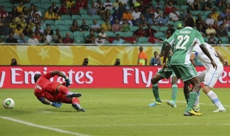 Gol Uruguay ke gawang Nigeria di Piala Konfederasi 2013 yang dicetak Diego Lugano.