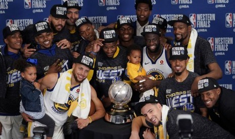 Golden State Warriors merayakan gelar juara Wilayah Barat NBA untuk melangkah ke final NBA 2018.