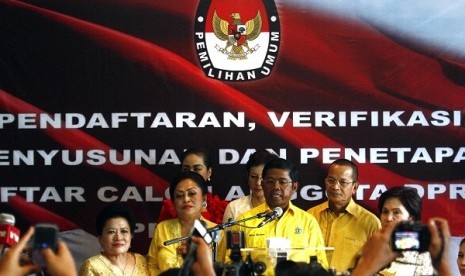 Golkar Party submits its candidates for 2014 general election at Indonesian General Election Committee in Jakarta earlier this year. (file photo) 