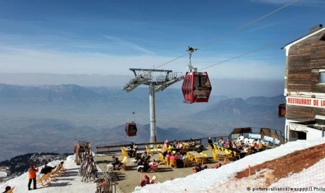 Gondola di sebuah resor ski pegunungan.