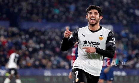  Gonzalo Guedes dari Valencia melakukan selebrasi setelah mencetak gol 2-1 selama pertandingan sepak bola LaLiga Spanyol antara Valencia CF dan Levante UD yang diadakan di stadion Ciutat de Valencia, di Valencia, Spanyol timur, 20 Desember 2021. 