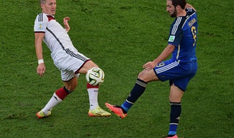 Gonzalo Higuain (kanan) dan Bastian Schweinsteiger.