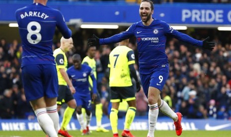 Gonzalo Higuain (kanan) merayakan golnya bersama Chelsea.