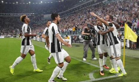 Gonzalo Higuain (kanan) merayakn golnya bersama para pemain Juventus.