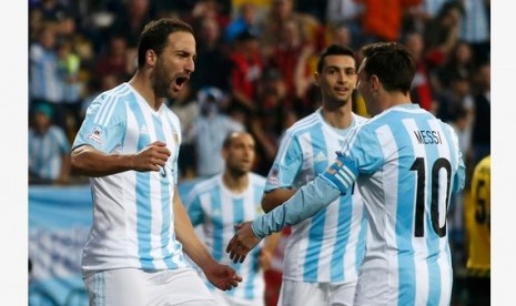 Gonzalo Higuain (kiri) merayakan golnya bersama Lionel Messi