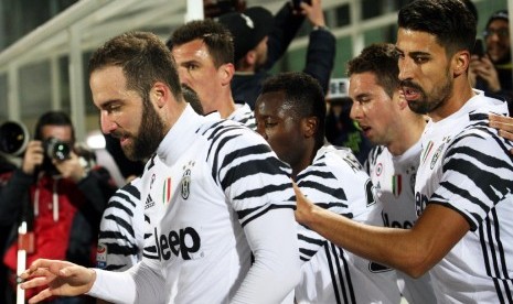 Gonzalo Higuain (kiri) merayakan golnya ke gawang Crotone bersama pemain-pemain Juventus.