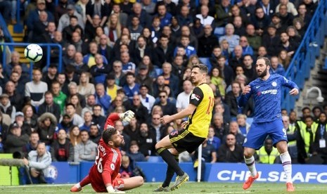 Gonzalo Higuain mencetak gol ke gawang Watford