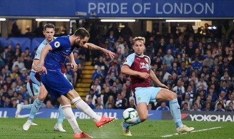 Gonzalo Higuain mencetak gol untuk Chelsea saat menghadapi Burnley di Stamford Bridge, Selasa (23/4) dini hari WIB