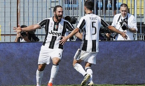 Gonzalo Higuain saat merayakan gol ke gawang Empoli. Juventus sukses menaklukkan Empoli dengan skor 3-0, Ahad (2/10).