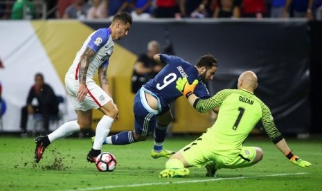 Gonzalo Higuain (tengah), pencetak dua gol Argentina pada babak kedua.