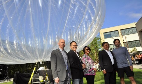 Google co-founder and President of Alphabet Sergey Brin (kanan) bersama Vice President Project Loon Google Mike Cassidy (kiri), CEO XL Axiata Dian Siswarini (tengah), CEO Indosat Alexander Rusly (kedua kiri), CEO Telkomsel Ririek Adriansyah (kedua kanan) b