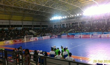 GOR Futsal ITB, Jatinangor, dipenuhi penonton jelang laga final futsal PON XIX, Senin (26/9). Laga final mempertemukan Jawa Barat lawan Maluku Utara.