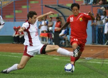 Goran Subhara (kiri), pemain PSM Makassar, menghadang striker Persema Malang, Irfan Bachdim, di laga perdana PSM di Liga Primer Indonesia. PSM kalah 1-2.