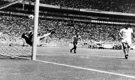 Gordon Banks (kiri) melakukan aksi penyelamatan gemilang.