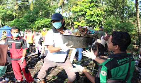 Gotong royong membersihkan sampah oleh warga Sleman