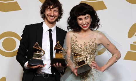  Gotye (kiri) dan Kimbra (kanan) pose di belakang panggung setelah menerima penghargaan dalam ajang Grammy Awards ke-55 yang digelar di di Staples Center, Los Angeles, Ahad (10/2) waktu Los Angeles. 