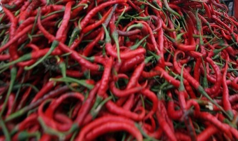 Government reopens import of three commodities including chili pepper, to stabilize the soaring prices. (illustration)