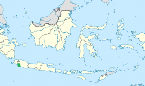 Government transfers forty four illegal immigrants from Sukabumi (green dot) to Medan (red dot). 