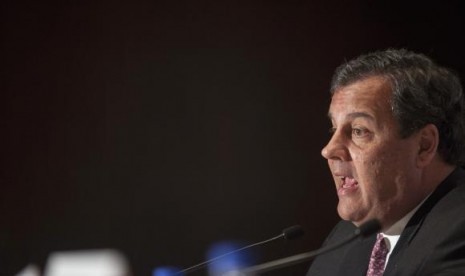 Governor Chris Christie (R-NJ) answers a question during a news briefing at the 2013 Republican Governors Association conference in Scottsdale, Arizona November 21, 2013.