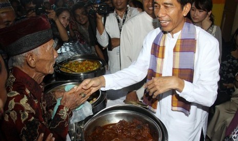 Governor of Jakarta, Joko Widodo (in white), celebrates Eid al Fitr by visiting residents in row village in Tanah Tinggi, Central Jakarta, on Thursday. 