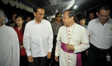 Governor of Jakarta, Joko Widodo (left) visits Cathedral Church in Jakarta on Tuesday eve, to make sure that the celebration is observed peacefully . 