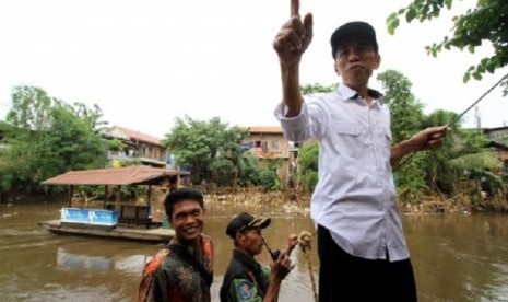 Governor of Jakarta, Joko Widodo, makes an unannounced inspection to monitor flood anticipation preparation at Bukit Duri, Jakarta on Tuesday. (illustration)  