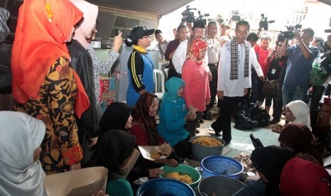 Governor of jakarta, Joko Widodo, visits an emergency kitchen in Rawajati, Jakarta. (file photo)