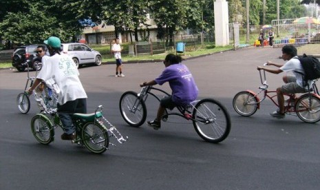 Gowes bareng komunitas sepeda lowrider.