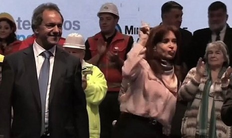 Goyangan spontan Presiden Argentina Cristina Elisabet Fernandez de Kirchner (kanan) dalam ajang kampanye politik baru-baru ini di Buenos Aires menuai sensasi di internet.