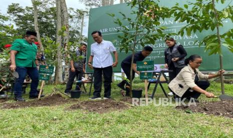 GP Ansor bersama dengan ormas kepemudaan lintas agama menggelar tanam pohon bersama Sri Sultan Hamengkubuwono X