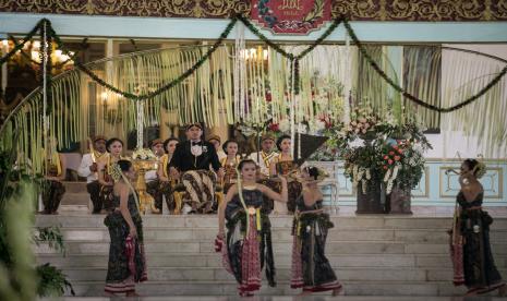 GPH Bhre Cakrahutomo Wira Sudjiwo duduk di kursi Paringitan melihat penampilan tari Bedhaya Anglir Mendhung pada acara Jumenengan Mangkunagoro X di Pura Mangkunegaran, Solo, Jawa Tengah, Sabtu (12/3/2022). Pura Mangkunegaran menggelar Jumenengan atau upacara kenaikan takhta GPH Bhre Cakrahutomo Wira Sudjiwo sebagai KGPAA Mangkunagoro X dan mengundang sejumlah tamu undangan diantaranya dari Keraton Kasunanan Solo, Keraton Kasultanan Yogyakarta dan Pura Pakualaman Yogyakarta.