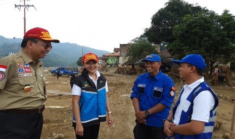 Grace Batubara (kedua kiri) mewakili Dharma Wanita Kemensos kunjungi sekolah anak korban banjir