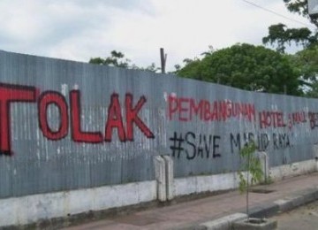 Graffiti warga yang menolak rencana pembangunan Hotel Best Western dan Mall di dekat lokasi Masjid Raya Banda Aceh (foto: dok).